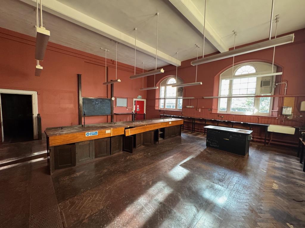 Lot: 46 - SUBSTANTIAL TOWN CENTRE PREMISES WITH POTENTIAL - Jewellery Studio